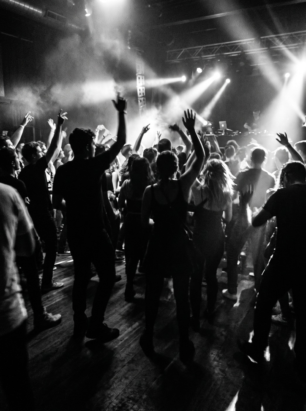 Pista de baile llena en Club Amanda