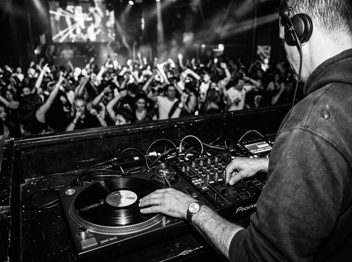 DJ tocando en Club Amanda