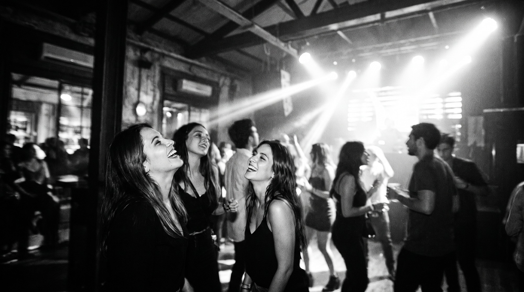 Grupo de amigos celebrando en la pista de Club Amanda