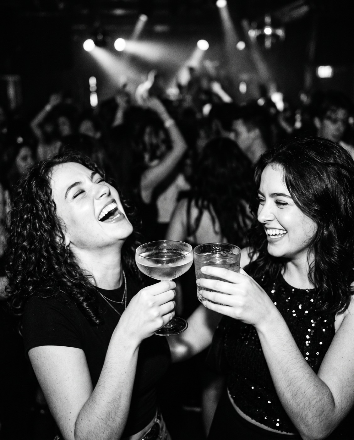 Dos amigas brindando dentro de Club Amanda